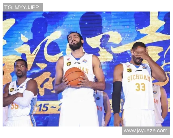 姚明挥手甩海报展现篮球魅力引发粉丝热烈追捧 姚明挥手甩海报展现篮球魅力引发粉丝热烈追捧