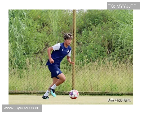 从小球场到世界舞台足球明星的奋斗与成长之路