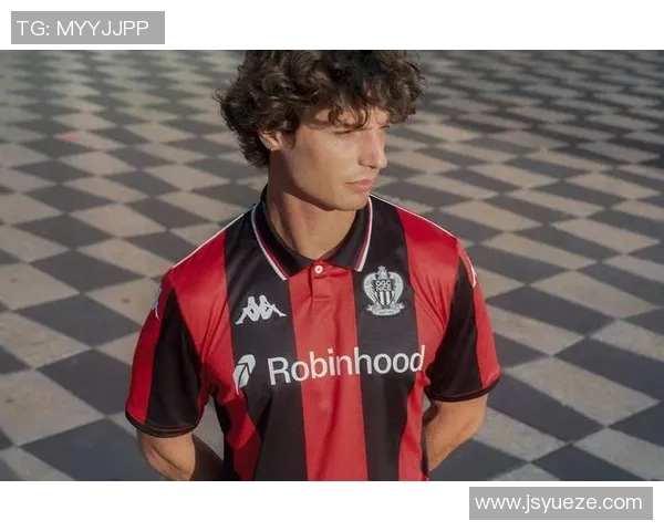 足球明星戴珍珠的魅力瞬间展现她的优雅与风采