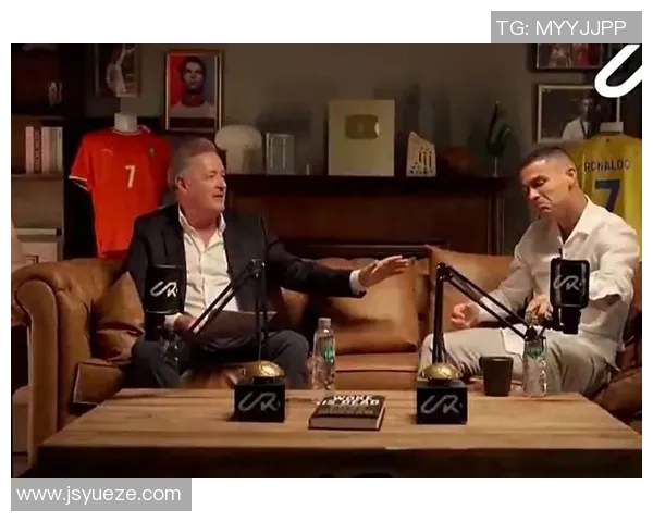 足球明星甜蜜公开恋情引发粉丝热议与媒体关注的背后故事 足球明星甜蜜公开恋情引发粉丝热议与媒体关注的背后故事