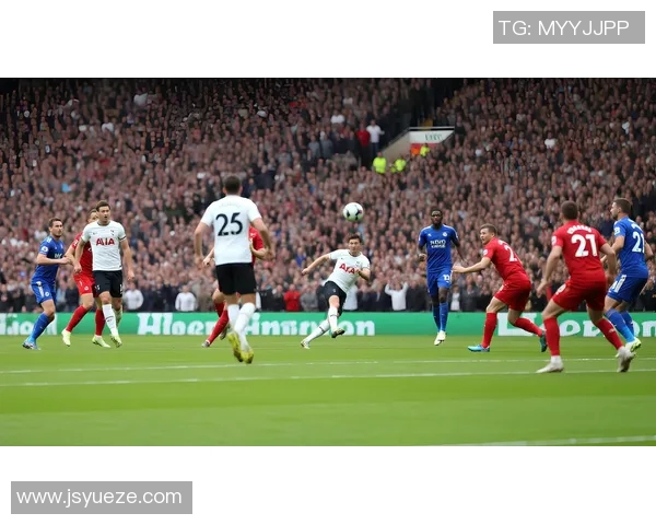 足球明星痞帅壁纸图片合集展现运动魅力与个性风采的完美结合 足球明星痞帅壁纸图片合集展现运动魅力与个性风采的完美结合