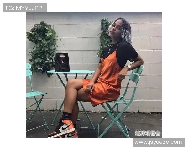 篮球明星与女明星同穿卫衣时尚对比展现潮流魅力与个性风格 篮球明星与女明星同穿卫衣时尚对比展现潮流魅力与个性风格