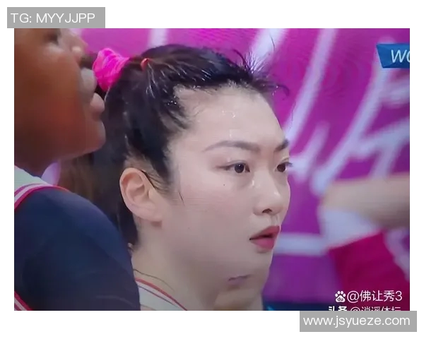 彩色头发的篮球明星女性展现个性与实力的完美结合